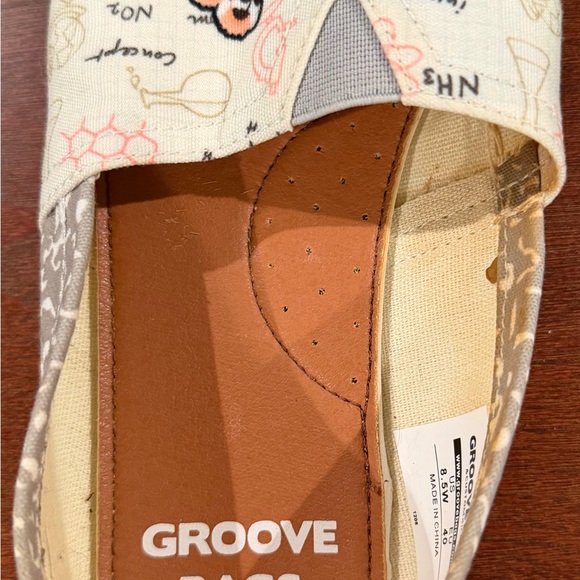 Science/Chemistry themed shoe by Groove Bags in size 8.5W(40) - Picture 3 of 5